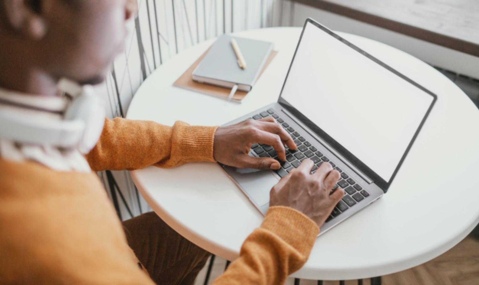 Profesional trabajando con sistemas de automatización financiera