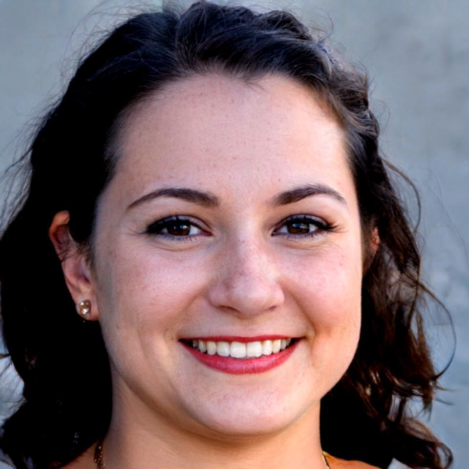 Damiana Vega - Experta en Análisis de Datos Financieros